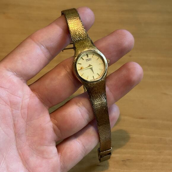 Vintage 70s Seiko Quartz Gold Tone Ladies Octagon Wrist Watch - Picture 1 of 6